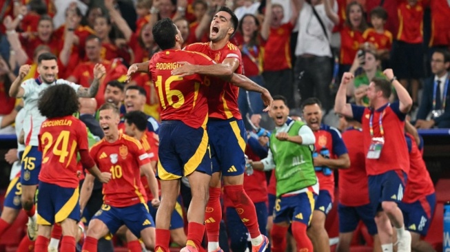 Gelandang timnas Spanyol, Rodri merayakan kemenangan atas Prancis di semifinal Euro 2024. [Dok. AFP]