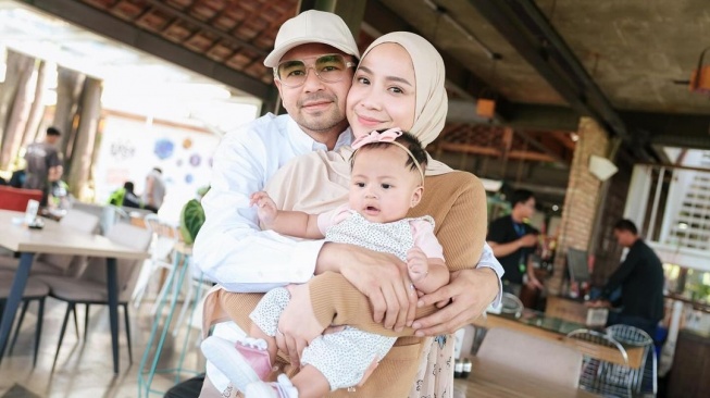 Raffi Ahmad dan Nagita Slavina bersama Lily. [Instagram]