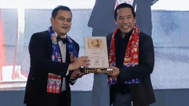 Pemimpin Redaksi Suara.com, Suwarjono (kanan) menerima penghargaan saat acara Gala Dinner 50 Tahun Hotel Aryaduta Menteng di Jakarta, Jumat (12/7/2024). [Suara.com/Alfian Winanto]