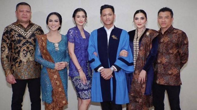 Potret Anggun Sarah Menzel Berkebaya Biru Saat Dampingi Azriel Hermansyah Wisuda (Instagram)