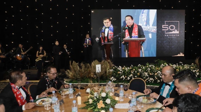 Pemimpin Redaksi Suara.com, Suwarjono (tengah) memberikan pidato usai menerima penghargaan saat acara Gala Dinner 50 Tahun Hotel Aryaduta Menteng di Jakarta, Jumat (12/7/2024). [Suara.com/Alfian Winanto]