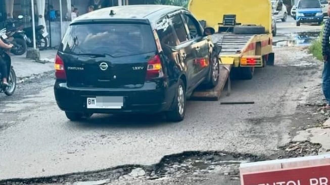 Jalan Rusak Pekanbaru Kembali Makan Korban, Mobil Terpaksa Diderek