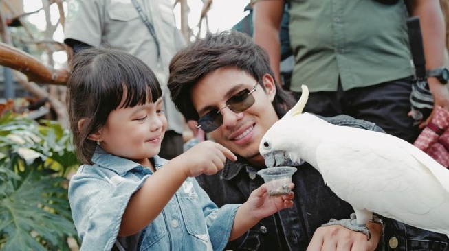 Potret Atta Halilintar dan Ameena Hanna Nur Atta di Lembang Park and Zoo pada Sabtu (13/7/2024) (Instagram/attahalilintar)