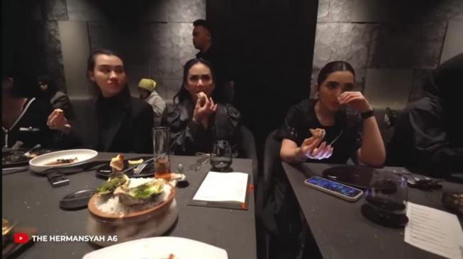 Kris Dayanti Hanya Tawari Sarah Menzel Makan, Aaliyah Massaid Cemberut Dicuekin?