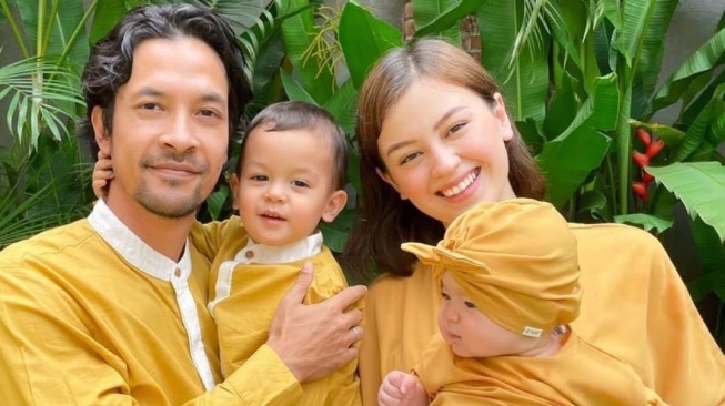 Kimberly Ryder dan Edward Akbar bersama dua anaknya. [Instagram]