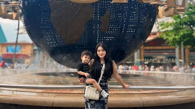 Potret Nathalie Holscher ketika berada di berada di Universal Studios Singapura bersama Adzam (Instagram/nathalieholscher)