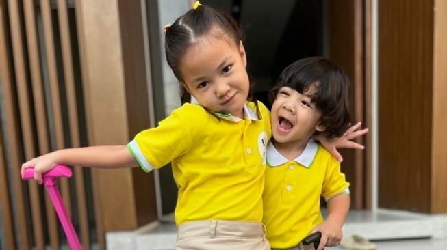 Potret Anak Artis di Hari Pertama Sekolah (Instagram/monaratuliu)