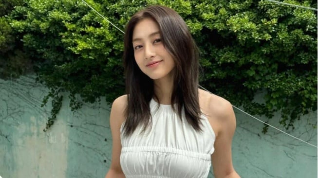 Elegan dan Simpel! 4 Padu Padan OOTD Putih Jihyo TWICE Ini Bisa Kamu Coba