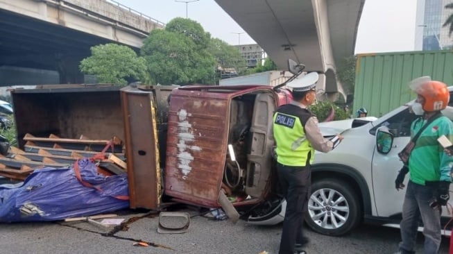 Hantam Mobil dan Pemotor, Truk di Jakarta Utara Terguling usai Hajar Separator