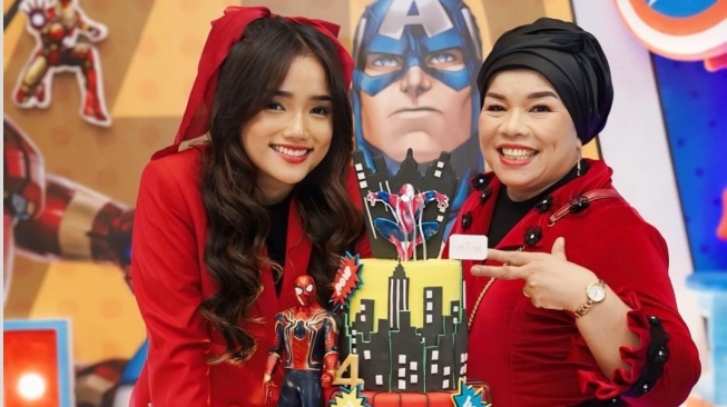 Fuji dan Dewi Zuhriati atau Oma Gala di Ultah Gala Sky (Instagram)