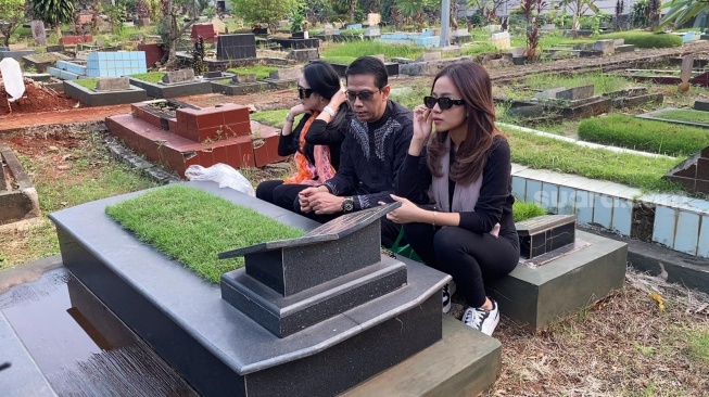 Doddy Sudrajat dan Mayang Lucyana Fitri berziarah ke makam Vanessa Angel dan Bibi Ardiansyah di kawasan Pesanggrahan, Jakarta Selatan, Senin (15/7/2024). Doddy curhat kalau ia dipersulit bertemu sang cucu, Gala Sky. [Adiyoga Priyambodo/Suara.com]