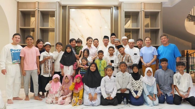 Potret Sarwendah mengundang ustaz dan anak-anak di acara pengajian rumah barunya pada Minggu (14/7/2024) (Instagram/sarwendah92)