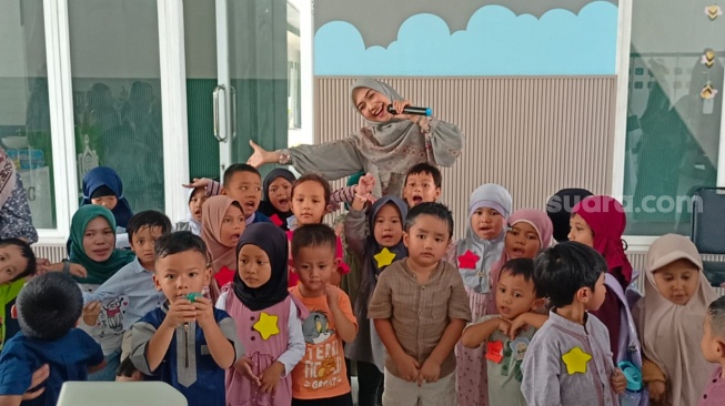 Momen Ria Ricis jadi Guru TK, Tebar Senyum Meski Repot Hadapi Belasan Anak