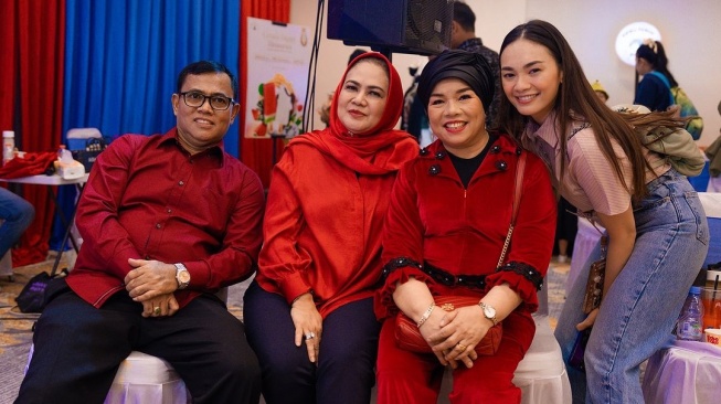 Haji Faisal, Dewi Zuhriati, dan Violenzia Jeanette. [Instagram/violenziajean]