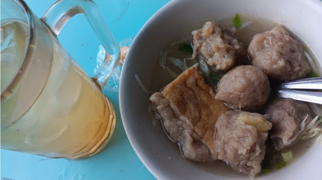 Cuma Rp10 Ribu! Nikmatnya Bakso Lontong Legendaris Pak Mangun Nganjuk