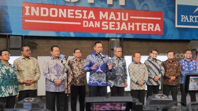 Ketum Partai Demokrat, Agus Harimurti Yudhoyono (AHY) (batik biru). (Suara.com/Fakhri)