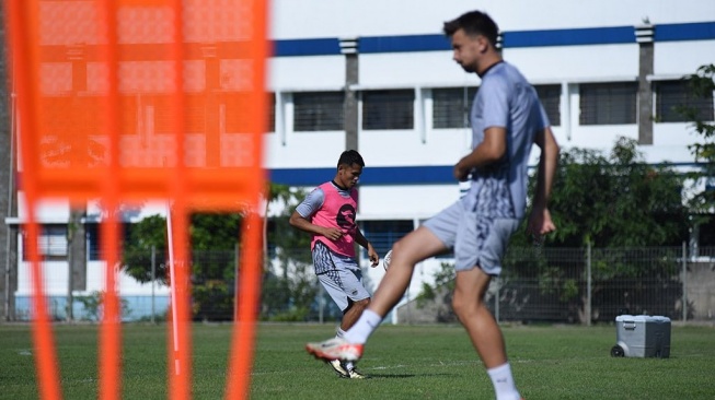 Penyerang baru Persib Bandung, Dimas Drajad (kiri) sudah berlatih bersama rekan-rekannya. [Dok. Persib]