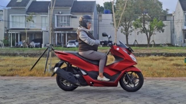 Ibu Hamil Terpaksa Berkendara Naik Motor? Ini Tips yang Wajib Diketahui