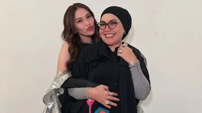 Ayu Ting Ting Masih Disuapi Makan Umi Kalsum sebelum Berangkat Kerja, Netizen Iri: Udah Gak Punya Emak...