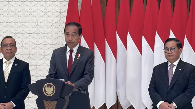 Presiden Jokowi jelang keberangkatan menuju Uni Emirat Arab dari Pangkalan TNI AU Halim Perdanakusuma, Jakarta, Selasa (16/7/2024). [Suara.com/Novian]