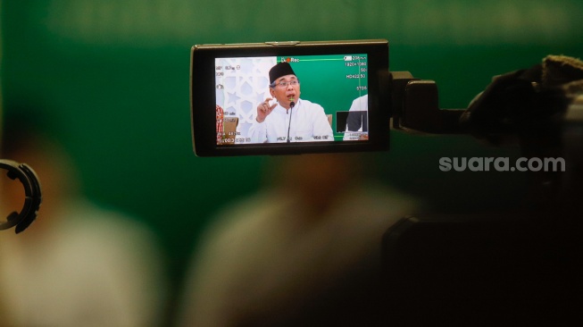 Ketua Umum Pengurus Besar Nahdlatul Ulama (PBNU), KH. Yahya Cholil Staquf saat memberikan konferensi pers di Kantor PBNU, Jakarta, Selasa (16/7/2024). [Suara.com/Alfian Winanto]