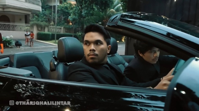 Thariq Halilintar dan Ford Mustang. (Kolase: Youtube Thariq Halilintar)