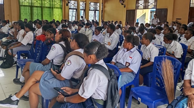 Sejumlah siswa/siswi dari sekolah di Kabupaten Manokwari, Papua Barat mengikuti webinar Makin Cakap Digital. [dokumentasi pribadi]