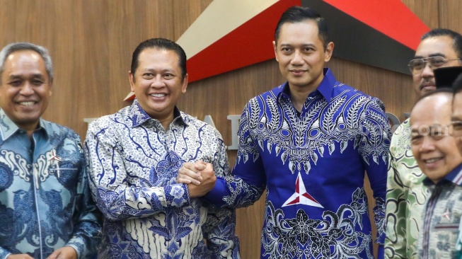 Ketua MPR RI Bambang Soesatyo dan Ketua Umum Partai Demokrat Agus Harimurti Yudhoyono (tengah) berjabat tangan saat melakukan pertemuan di kantor DPP Demokrat, Jakarta, Selasa (16/7/2024). [Suara.com/Alfian Winanto]
