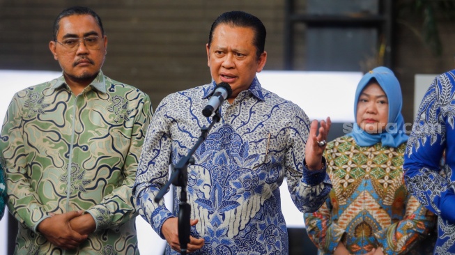 Ketua MPR RI Bambang Soesatyo usai melakukan pertemuan di kantor DPP Demokrat, Jakarta, Selasa (16/7/2024). [Suara.com/Alfian Winanto]
