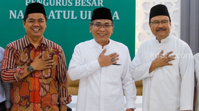 Ketua Umum Pengurus Besar Nahdlatul Ulama (PBNU), KH. Yahya Cholil Staquf (tengah) bersama Waketum Zulfa Mustofa (kiri) dan Sekjen Saifullah Yusuf (kanan) saat memberikan konferensi pers di Kantor PBNU, Jakarta, Selasa (16/7/2024). [Suara.com/Alfian Winanto]