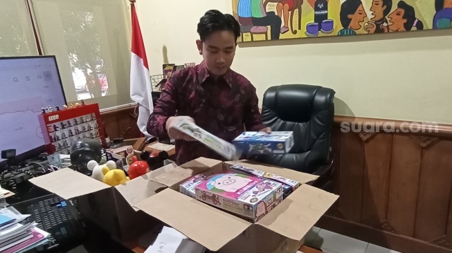 Wali Kota Solo Gibran Rakabuming Raka saat beres-beres ruang kerjanya. [Suara.com/Ari Welianto]