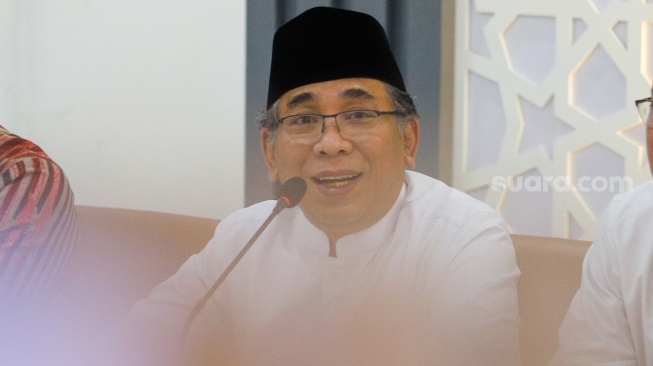 Ketua Umum Pengurus Besar Nahdlatul Ulama (PBNU), KH. Yahya Cholil Staquf saat memberikan konferensi pers di Kantor PBNU, Jakarta, Selasa (16/7/2024). [Suara.com/Alfian Winanto]