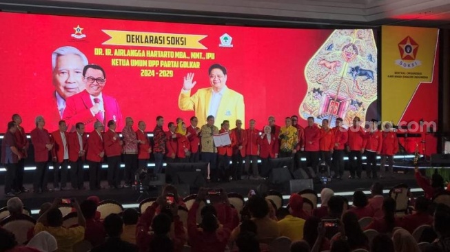 SOKSI dukung Airlangga Hartarto menjadi Ketum Partai Golkar Periode 2024-2029. (Suara.com/Fakhri)