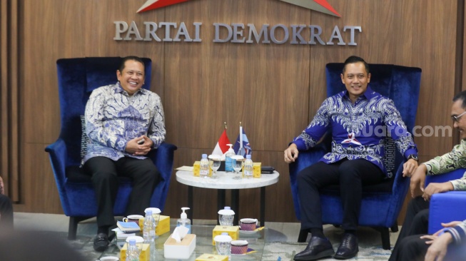 Ketua MPR RI Bambang Soesatyo dan Ketua Umum Partai Demokrat Agus Harimurti Yudhoyono (tengah) saat melakukan pertemuan di kantor DPP Demokrat, Jakarta, Selasa (16/7/2024). [Suara.com/Alfian Winanto]
