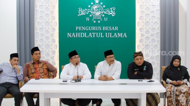 Ketua Umum Pengurus Besar Nahdlatul Ulama (PBNU), KH. Yahya Cholil Staquf (ketiga kiri) bersama para pengurus PBNU saat memberikan konferensi pers di Kantor PBNU, Jakarta, Selasa (16/7/2024). [Suara.com/Alfian Winanto]