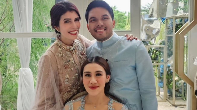 Adik Geni Faruk, Hestia Faruk, di pertunangan Thariq Halilintar dan Aaliyah Massaid. (Instagram/@hestia_ft)