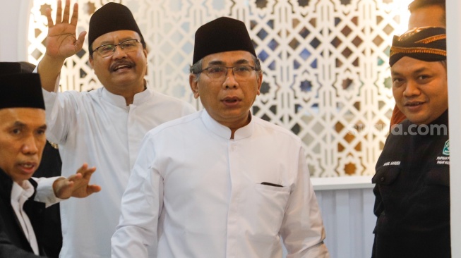 Ketua Umum Pengurus Besar Nahdlatul Ulama (PBNU), KH. Yahya Cholil Staquf (tengah) saat memberikan konferensi pers di Kantor PBNU, Jakarta, Selasa (16/7/2024). [Suara.com/Alfian Winanto]