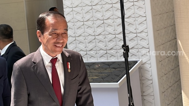 Presiden Joko Widodo atau Jokowi berangkat menuju Abu Dhabi, Uni Emirat Arab, Selasa siang. (Suara.com/Novian)