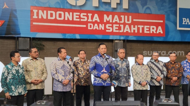 Ketum Partai Demokrat, Agus Harimurti Yudhoyono (AHY) (batik biru). (Suara.com/Fakhri)