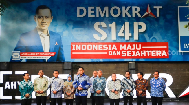 Ketua MPR RI Bambang Soesatyo dan Ketua Umum Partai Demokrat Agus Harimurti Yudhoyono (tengah) menggelar konferensi pers usai melakukan pertemuan di kantor DPP Demokrat, Jakarta, Selasa (16/7/2024). [Suara.com/Alfian Winanto]