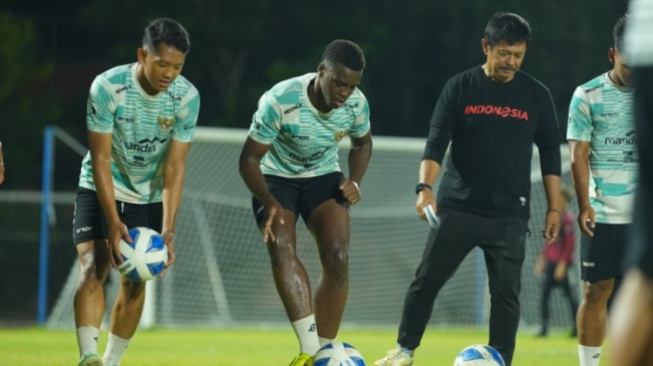 Indra Syafri di antara pemain timnas Indonesia U-19 dalam pemusatan latihan di Surabaya (pssi.org)