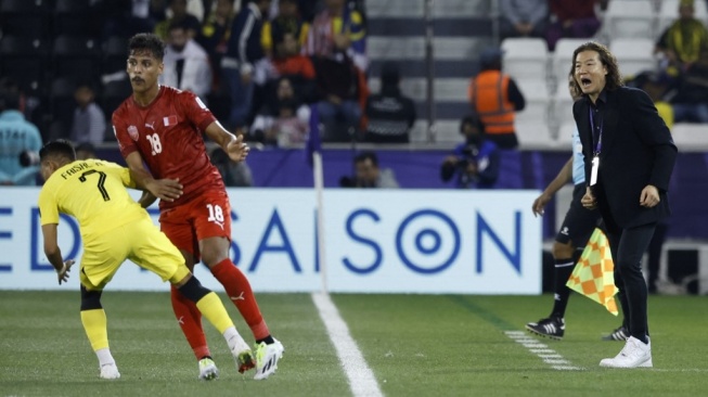 Mantan pelatih Timnas Malaysia, Kim Pan-gon (kanan). [Dok. AFP]