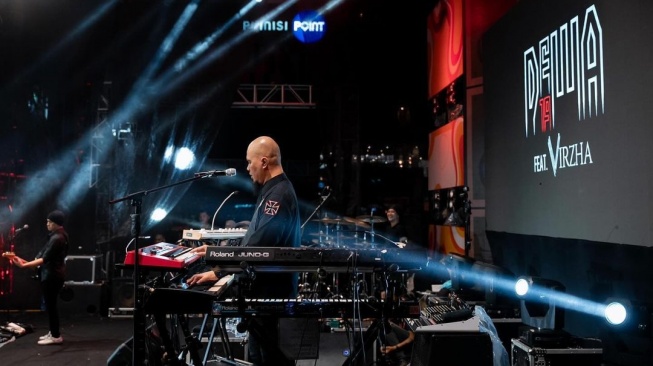 Potret Ahmad Dhani saat manggung (Instagram/ahmaddhaniofficial)