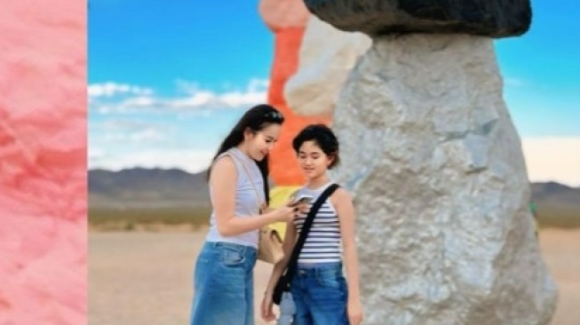 Instagramable, 3 Fakta Menarik Seven Magic Mountains yang Disambangi Ayu Ting Ting dan Bilqis