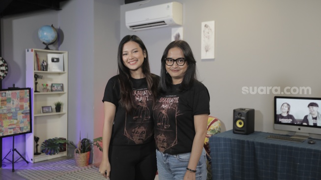 Indah Permatasari dan Maryam Supraba saat promosi film barunya, Sakaratul Maut di kantor Suara.com yang berlokasi di kawasan Mega Kuningan, Jakarta Selatan pada Rabu (17/7/2024). [Suara.com/Ramadhani Arie Nugroho]