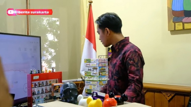 Meja kerja Gibran Rakabuming Raka di ruang Wali Kota Solo [YouTube/beritasurakarta]