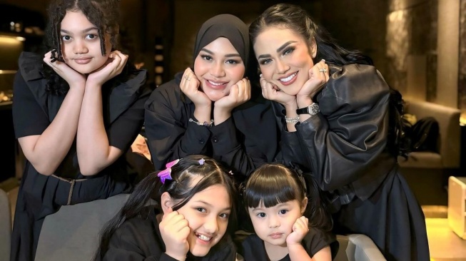 Amora Lemos, Aurel Hermansyah, Kris Dayanti, Arsy Hermansyah, dan Ameena Hanna Nur Atta. (Instagram/@krisdayantilemos)