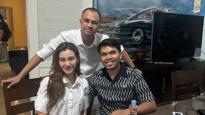 Aaliyah Massaid dan Thariq Halilintar mengunjungi Raffi Ahmad sebelum menikah. (Instagram/@raffinagita1717)