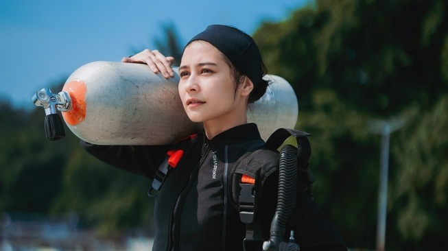 Prilly Latuconsina saat latihan rescue diver (Instagram/@prillylatuconsina96)