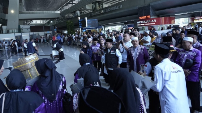 Luar Biasa! Jemaah Haji Rela Berdesakan di Bandara, Sambut Petugas Bak Pahlawan